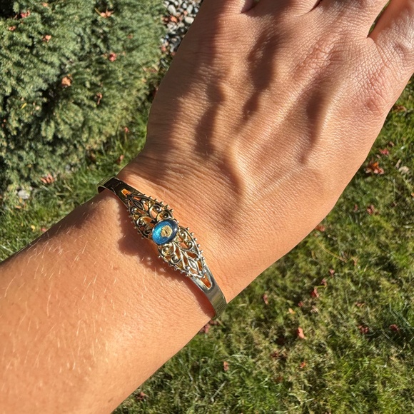 Vintage Cuff Gold Tone Bracelet Unbranded Filigree Art Deco Blue No Markings. - Picture 3 of 10